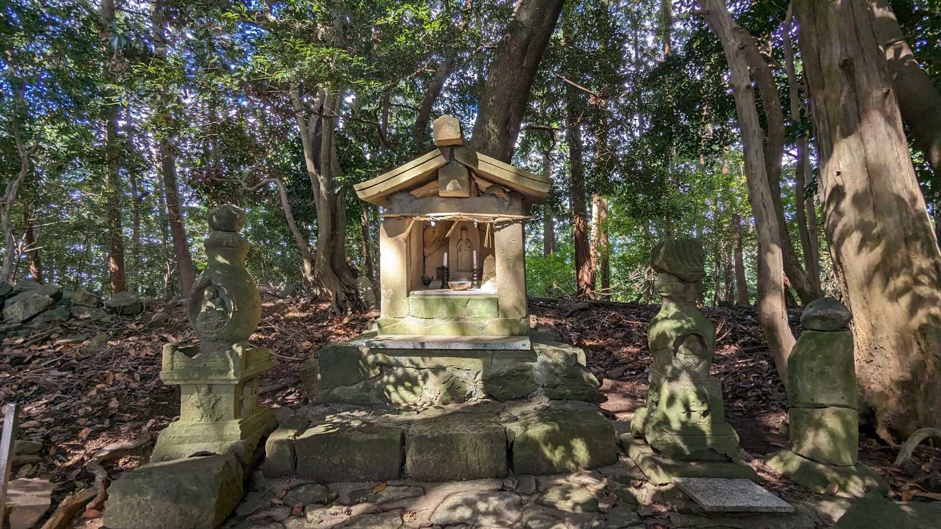 登りきって、祠。珍しいんだって。