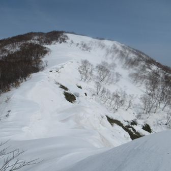 三角山から。大源太山はもう直ぐです。