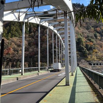 橋を渡って向こう側へ