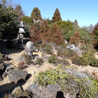 朝熊ヶ岳南峰には経塚群
お経を入れるための筒が発見され、その出土地点を示す番号か彫られた石塔が立ってます。