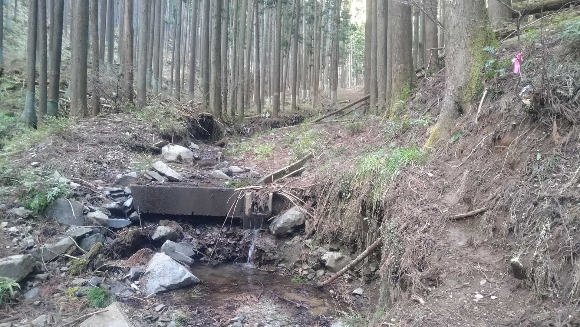 道が崩れているところもあります