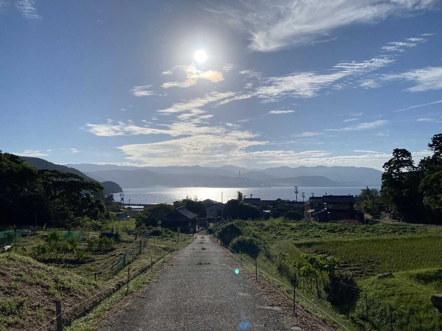 登山口に入る前に振り返ると…
海！！
（海なし県民はこんな風景に弱い😅）