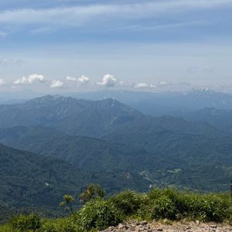 手前は浅草岳、遠くに燧ケ岳、至仏山、ハナコ。