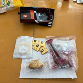 今回、皆んなで持ち寄ったオヤツ。😊
ここには無いけど、ドーナツ🍩が美味しかた。

２つも食べてしまった。😉

そして、チョコ🍫は登山者からの差し入れ。

ありがとね♪🙇🏻