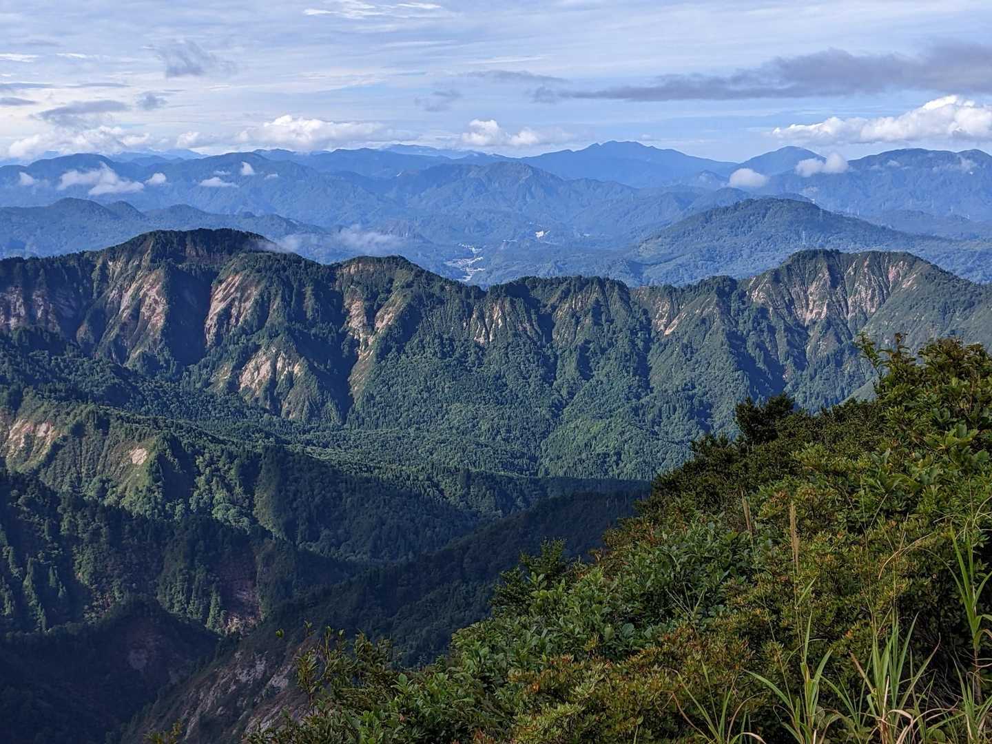馬ノ髪山から棚橋山、遠くに守門岳、粟ヶ岳、村松白山、菅名山塊
