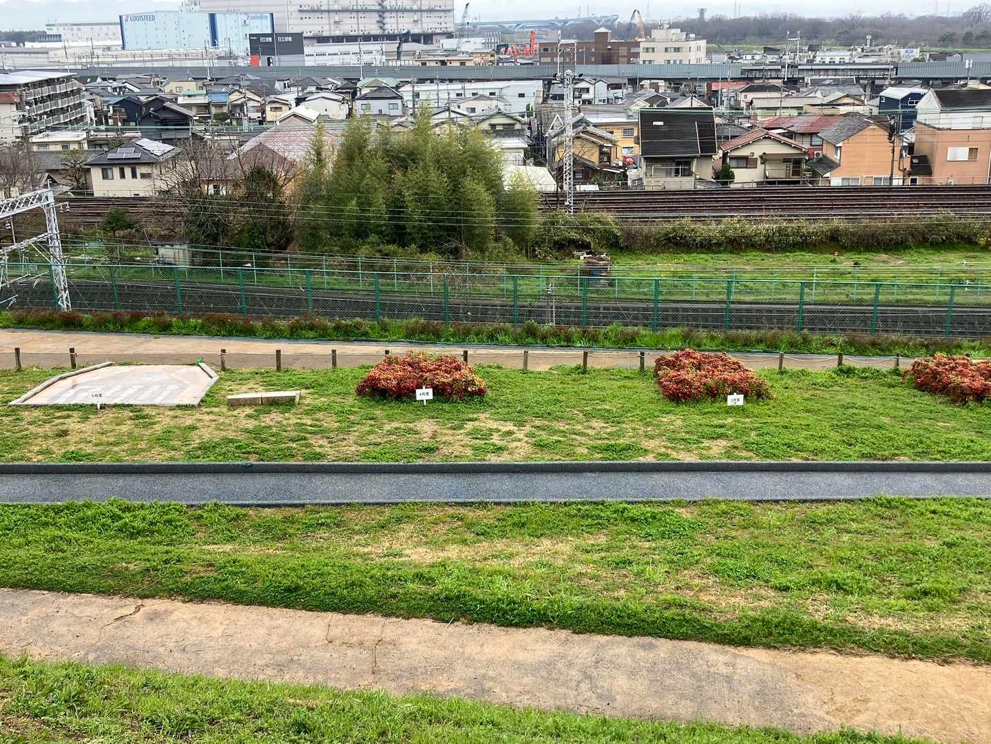 大山崎瓦窯跡　何かなと見ていると素敵なご婦人が平城京を造営する為にこちらで瓦を焼き、帆船にて運んで行ったんですよと教えて下さいました。　
なんとなく　ご婦人に付いて行き戻らなければならないのに　駅に向かってしまい戻ります
