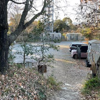 平山登山口に到着し、少し歩いて