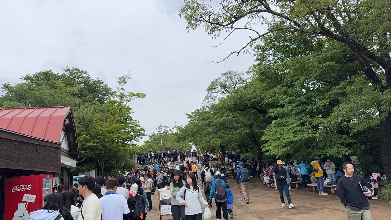 山頂はすごい人