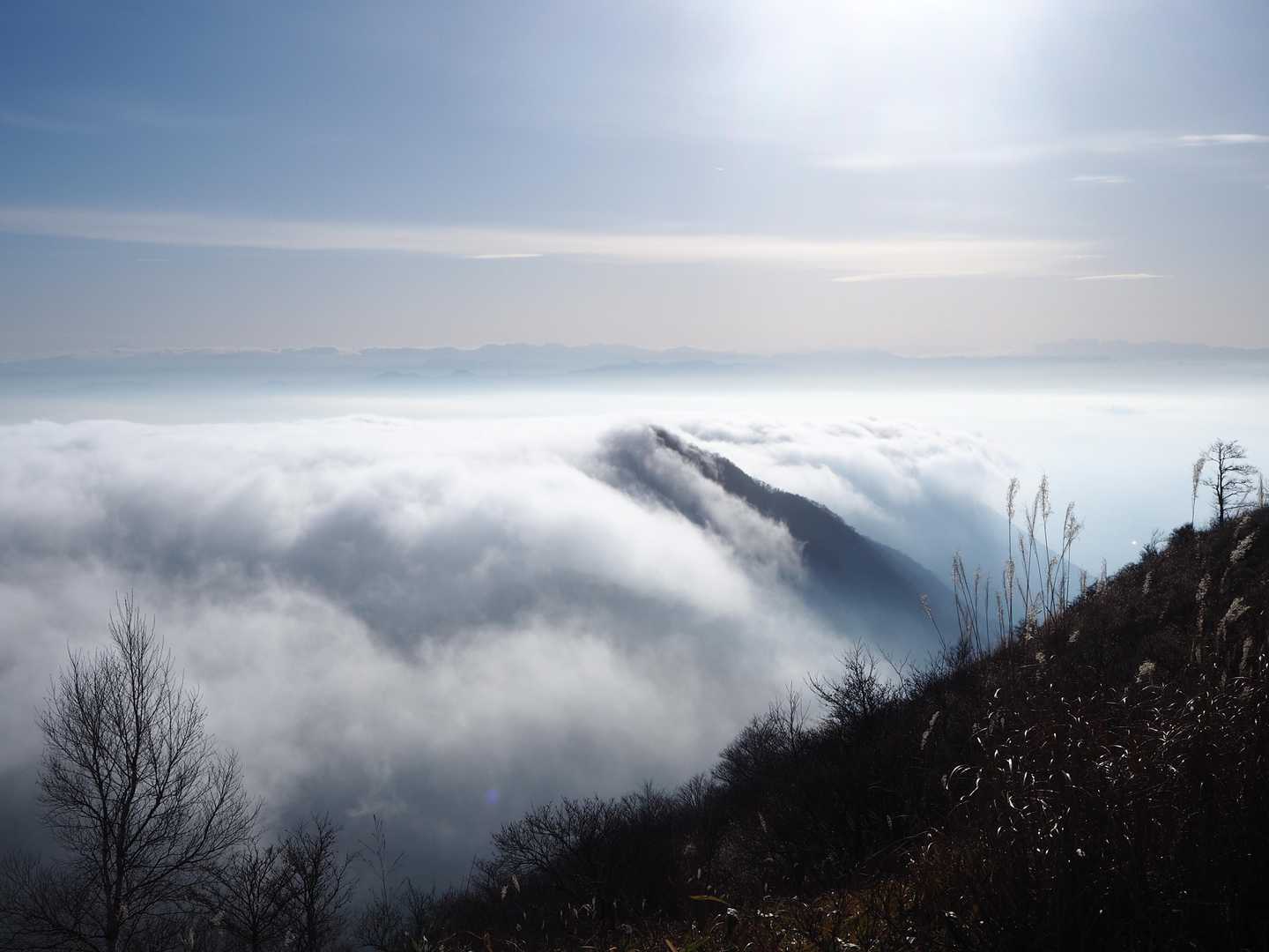 荒山や鍋割山に押し寄せた雲海が 荒山を今にも飲み込むような勢いで頂きの左右に滝雲となって流れ落ちています 荒山の先の鍋割山までの稜線はすっかり飲み込まれています