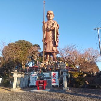 朝日を浴びる弘法さん。