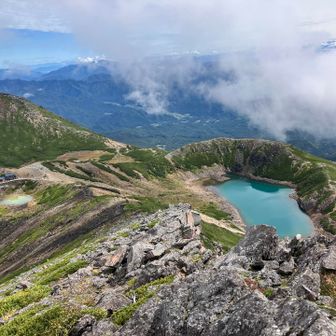 こちらは最終目的地、三ノ池。コバルトブルーの湖面が美しい。