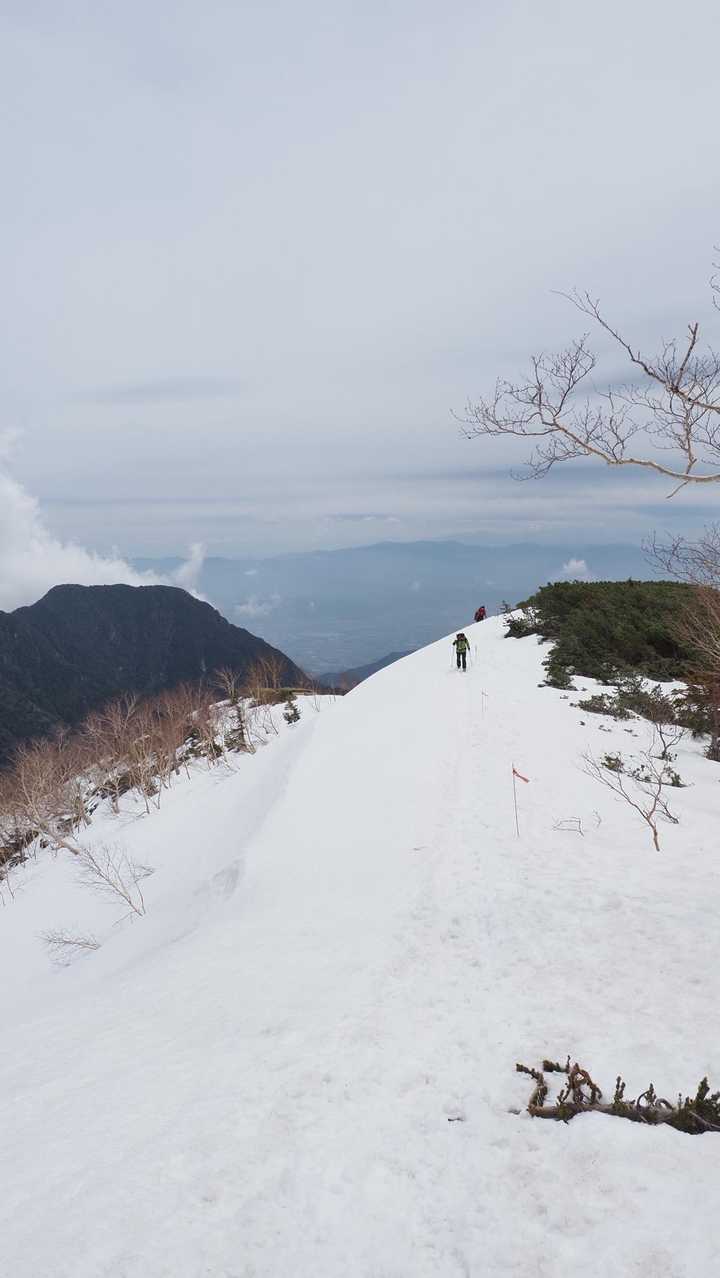 燕岳、残雪の稜線へ の写真 9