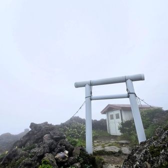 あっという間に山頂へ。でも何も見えない～w