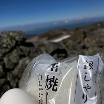 風が強くてもモグモグ🍙🥚