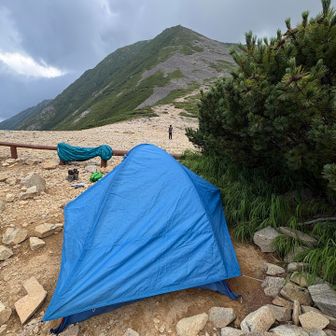 コレが2人のテント⛺️
コレもまた年期が入っていて…
Y氏曰く、昔は有名なメーカーだったと😆
厳冬期も使えるタイプだから間口は狭めです