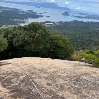 山頂下の一枚🪨岩、大きな岩🪨