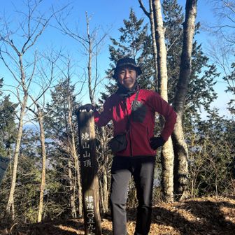 焼山山頂。途中ロープのある急登、きつかった。