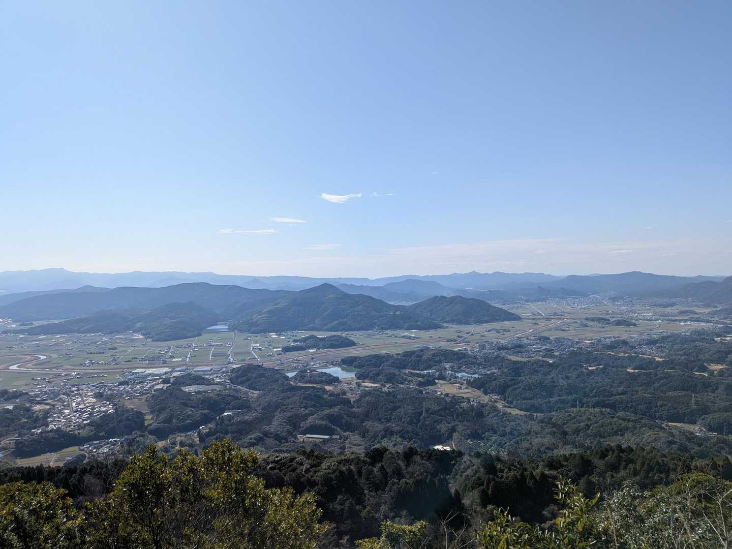 途中の開けた場所からの眺望。長崎方面、九州のマッターホルンとして名高い虚空蔵山も良く見えます