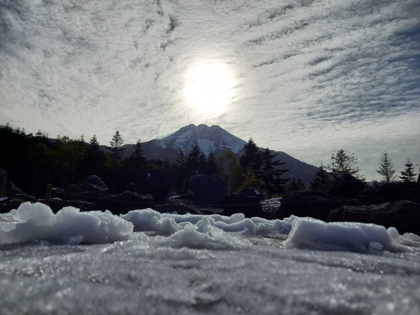 (続きです✏️)
🌅おはようございます🌅

💙まさに奇跡💙の瞬間です‼️

冠雪❄️の日光白根山🗻からの
💎ダイヤモンド日光白根山💎
朝日が昇る瞬間💍💙！

さぁーー🌅あの頂に出発👊！！