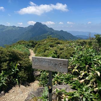 岩黒山1746m石鎚山をバックに