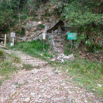 いよいよ山道かと思ったら　鉄骨階段の連続　またこの階段が急