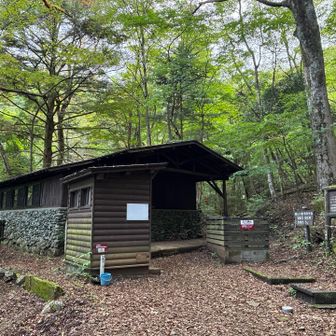 5合目の山小屋です。トイレも有ります。