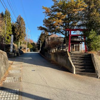 富士山山中湖バス停からふじっこ号右回りに乗って石割山ハイキングコース入口バス停で下車
石割神社の駐車場の鳥居まで歩きます