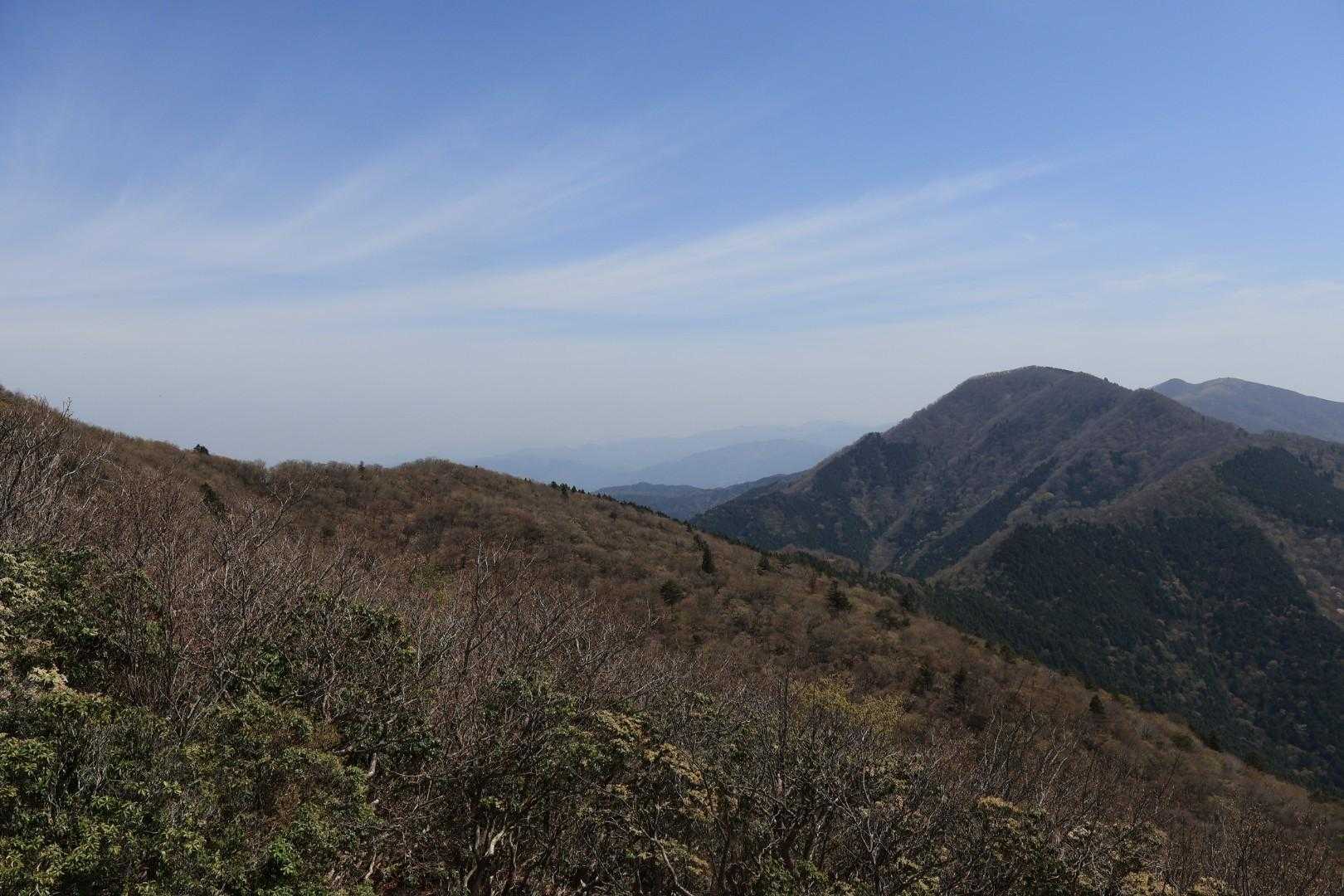 右奥が那岐山