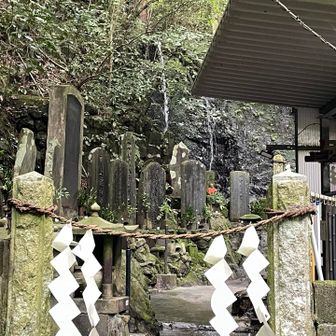 修験者の滝。中には入れません。