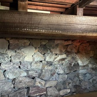城の内部に見える、石垣と立派な梁。