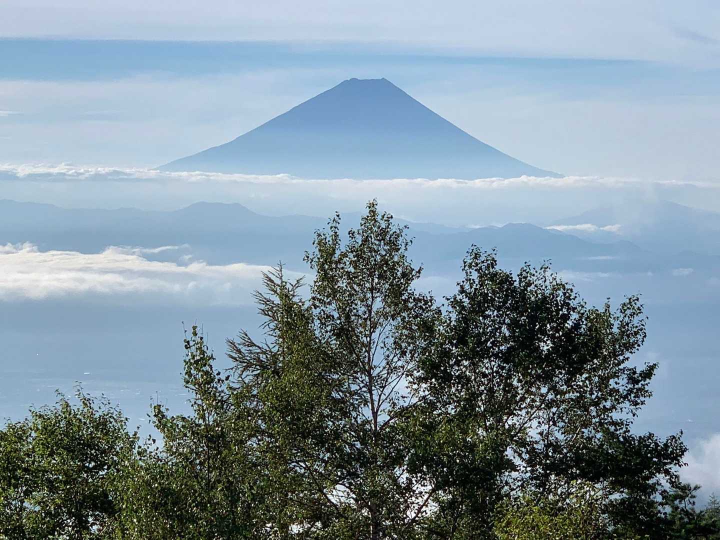 雲海の上に富士山