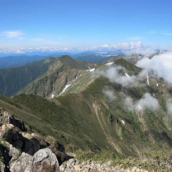 西には、国境稜線上に万太郎山と仙ノ倉山、その後ろに苗場山、