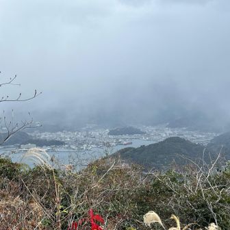 頂上広場からの眺望。ますます天気が悪くなってきたような…