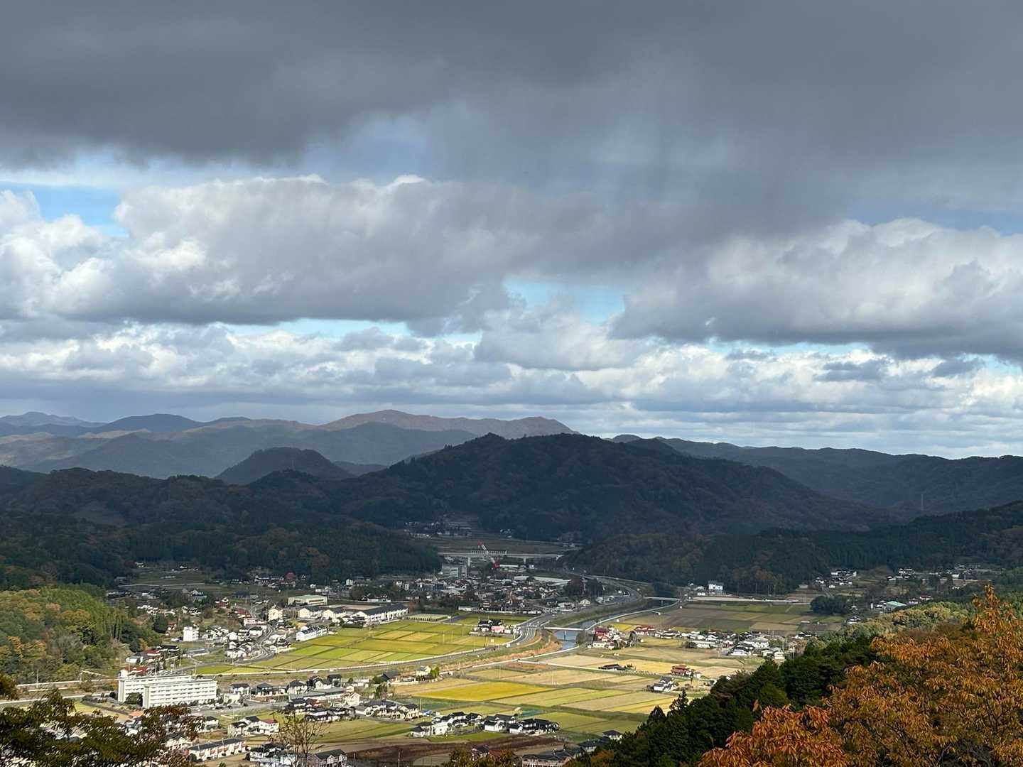 東の方の町と山々