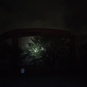 頂上には水道施設の貯水タンクがあります。