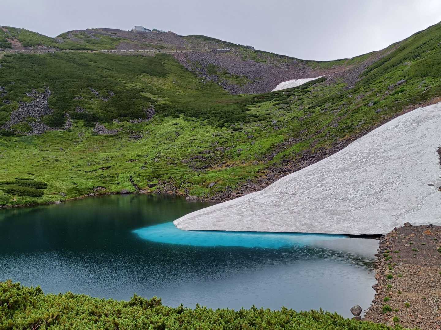 不消ヶ池に残雪が入り込み、こんな綺麗なブルーなのです。
見たままですよ🩵