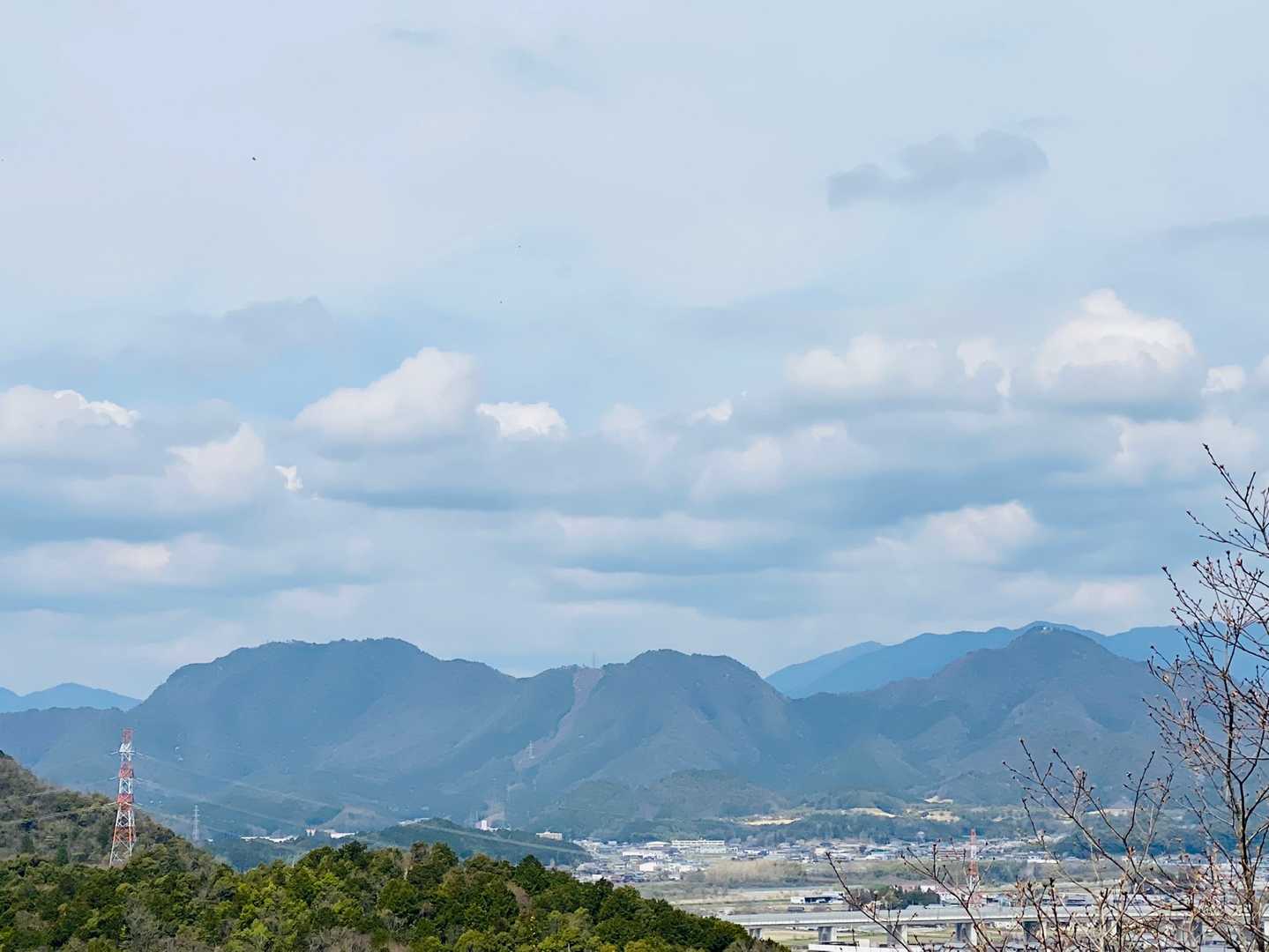 左から天王山、白山、誕生山

外から観るとやっぱ白山エグイわ