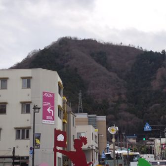 10：15　大月駅に帰ってきました。
駅の正面に2座目の菊花山。
桃太郎の物語キャスト🍑🐵🦜🐶がモニュメントに。