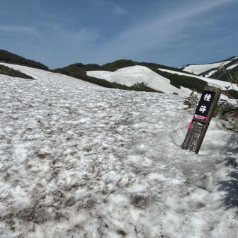 雪渓を渡る