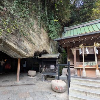 お線香とローソクを買って、
お金を洗うザルを借りる