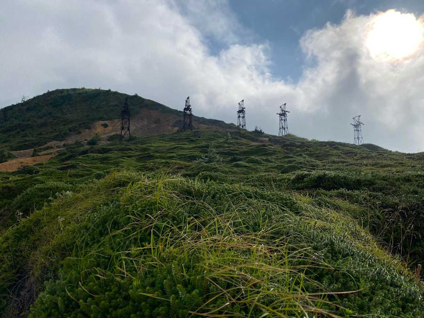 小串鉱山（硫黄鉱山）の索道の鉄塔。

「小串鉱山」
https://ja.m.wikipedia.org/wiki/%E5%B0%8F%E4%B8%B2%E9%89%B1%E5%B1%B1