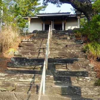 妙見山 山頂、雑賀城跡 (妙見山城)
ここ妙見山は、戦国時代、雑賀衆の拠点となった「雑賀城」が置かれていた山である雑賀城は雑賀孫市(鈴木重秀)の父、鈴木佐大夫重意によって築かれた。佐大夫は雑賀党の頭目を務め、石山合戦において石山本願寺の顕如上人を助け、織田信長の軍勢に立ち向かった
天正5(1577)年2月、信長は紀州征伐の大軍を雑賀の本拠地へと送り込んだ。和歌川を挟んで信長軍と対峙した雑賀の軍勢は、川の中に壺や瓶を埋めたり馬防柵を設けたりして信長軍の騎馬隊を足止めし、山上から雨あられと銃弾を浴びせかけて、一方的な攻勢に出た
大きな損害を被った信長軍は攻めるに攻められず、一旦は雑賀衆と講和を結んだ形をとって紀州から這々の体で引き上げることになった
このとき足を負傷していた雑賀孫市が喜び勇んで踊ったのが、現在も県内の祭りに伝わる「雑賀踊り」である
