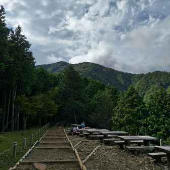 見晴台に戻って来て大山を眺めてみると！

「おい、ちょろ待てよ！」と、ついキムタクのお決まりのセリフが出てしまった。
えーっ、山頂晴れてますやん？！🤷
これはどうやら日頃の行いを見直す必要がありそうです😓