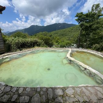 日帰り温泉1000円。10時から13時まで。11時から12時は女性専用。誰も入っていないので入れてもらいました。あと撮影も許可いただきました。