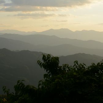 上蒜山、二俣山、皆ヶ山　一番右の岩っぽい山は多分烏ヶ山