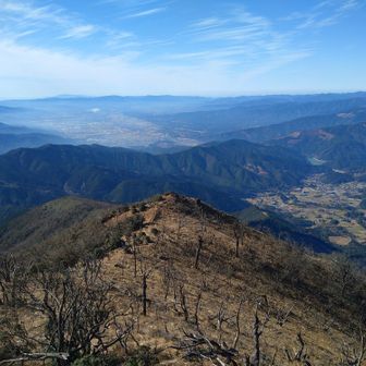 頂上から市房ダムや周辺の平野を望む😵‍💫
