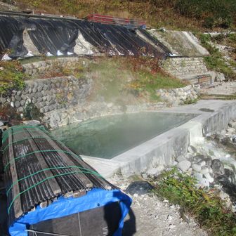 テント場の上に立派な湯船が😵
湧き出す源泉を引いた、まさに天然温泉。♨️
小屋はもうシーズンオフに入ったみたいで閉まっていました。