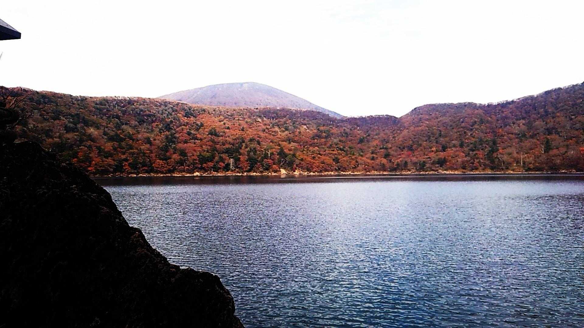 登山道はそりゃあもう賑やかなでしたが、湖畔はハイカーの気配もなく静かでした。