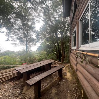 山小屋裏のテーブル席。
展望が開け良い場所です。