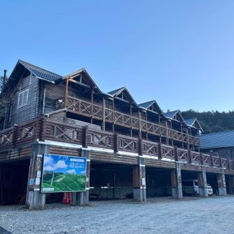 本日は、お気楽
萬岳荘からいざざ〜٩( ᐛ )و
ザックは重めに☝️

冬季閉鎖なので
🚾は使えませんよ〜